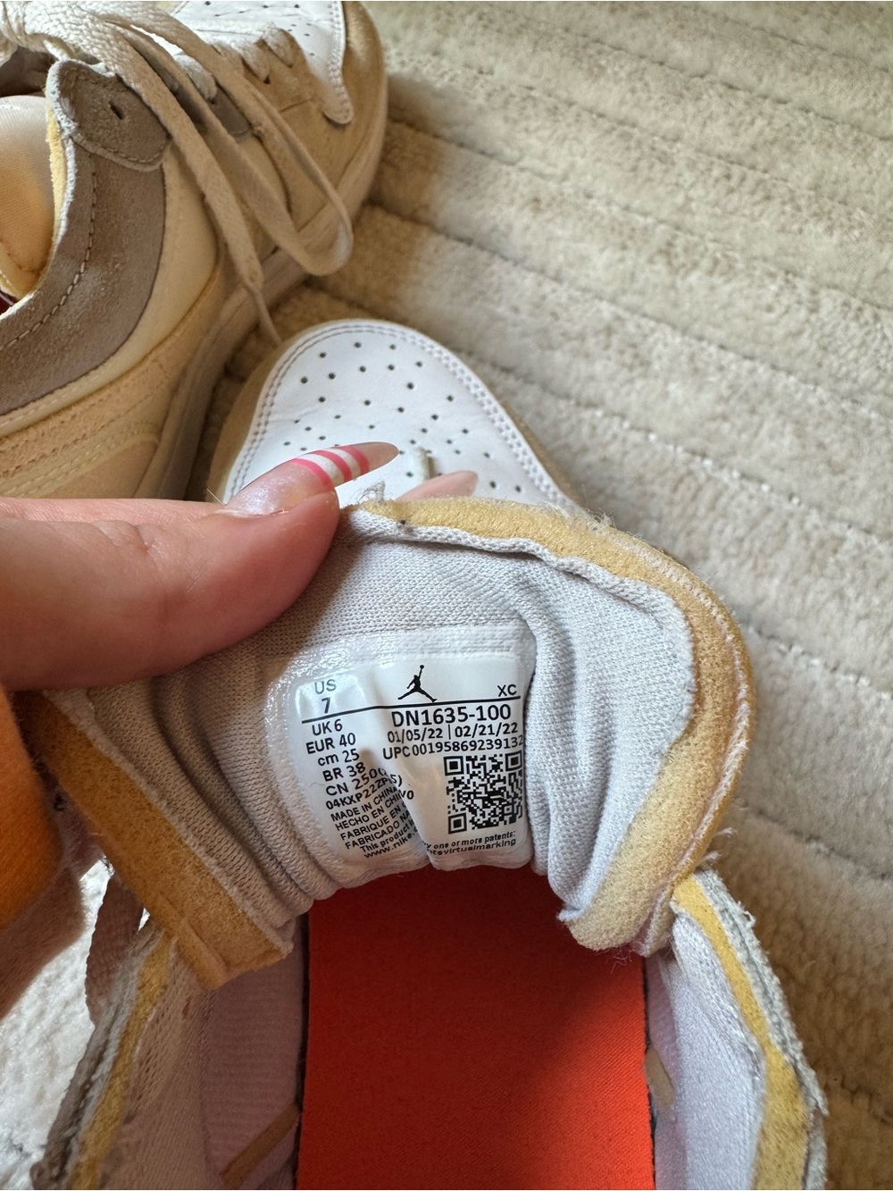 Nike Low-Top Sneakers in White and Beige Suede - Picture 4 of 4